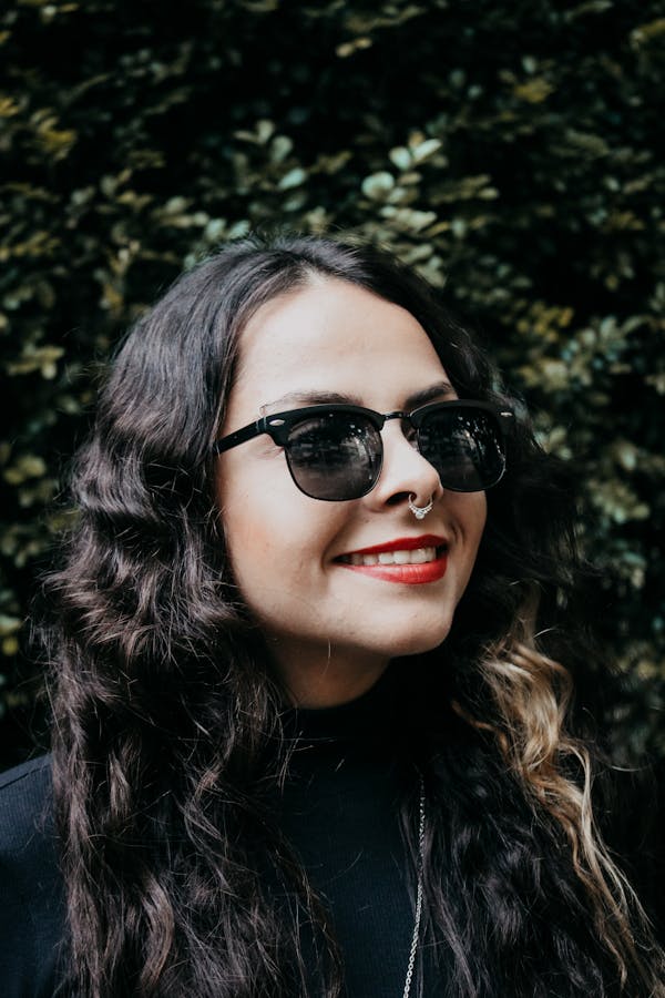 Browline glasses for diamond faces