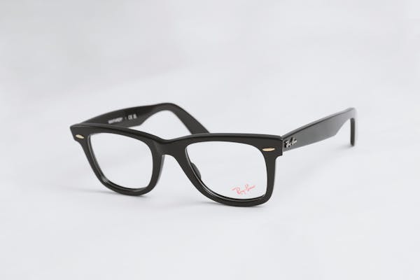 Best Glasses for Wide Face: Frames That Fit Without Pinching