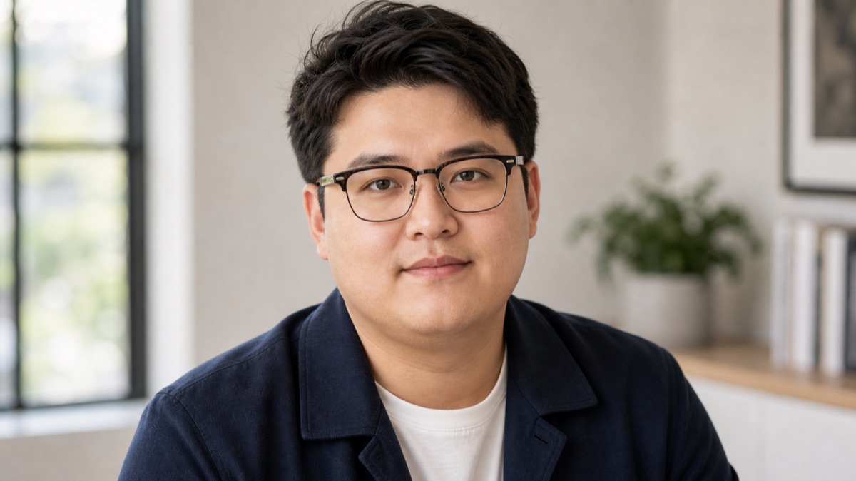 Glasses for Round Face Men: Best Frame Shapes and Style Rules